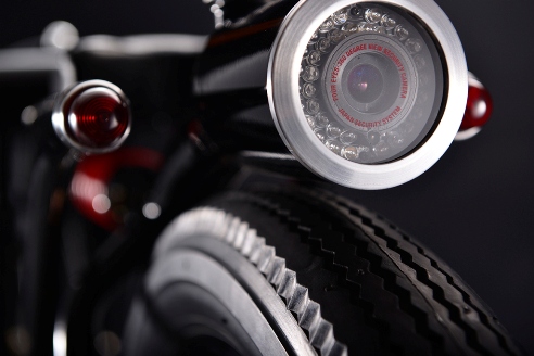 La moto tiene una cámara en la parte trasera (foto Megadeluxe)