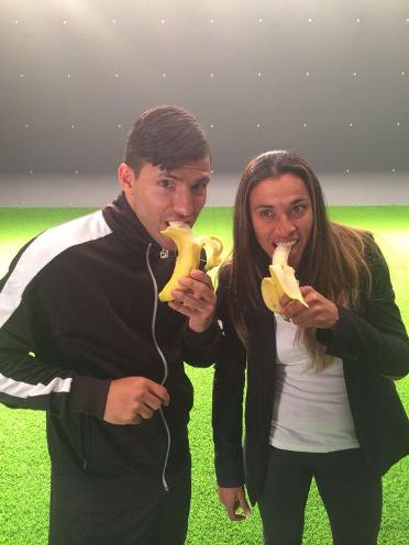El Kun Agüero y la brasileña Marta también se solidarizan con Dani Alves (foto Twitter de Sergio Agüero)