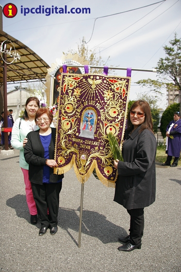 María Furugen con su madre y hermana en Isesaki.