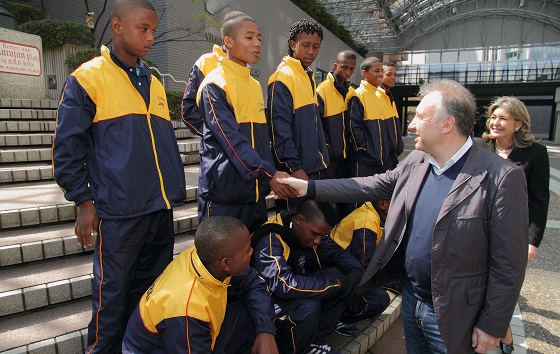 Zaccheroni saluda a los jóvenes deportista colombianos en Tokio. Lo acompaña la embajadora Cárdenas. (Foto Cancillería)