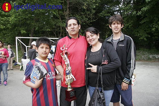 Carlos Vargas, el Mejor Arquero, con su esposa e hijos.