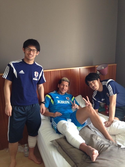 Foto publicada en el Facabook de Rodrigo. Kaoru, vendado y cuidado por sus compañeros.