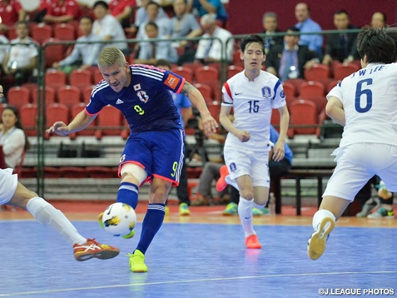 Kaoru Morioka en la Copa Asia. Juega con el muslo derecho vendado.