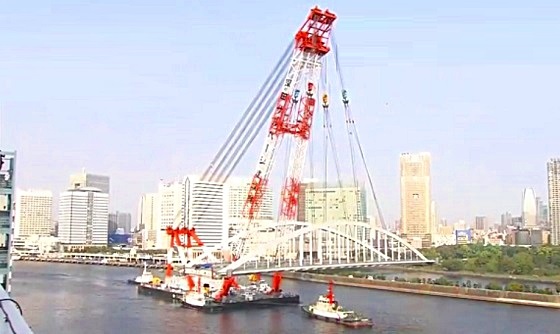 Una "grúa Godzilla" transporta bloque de puente de 15m. (Imagen TV)