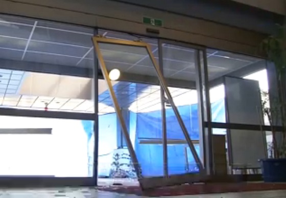 Así quedó la puerta del puesto policial tras la embestida del vehículo conducido por el mafiooso.