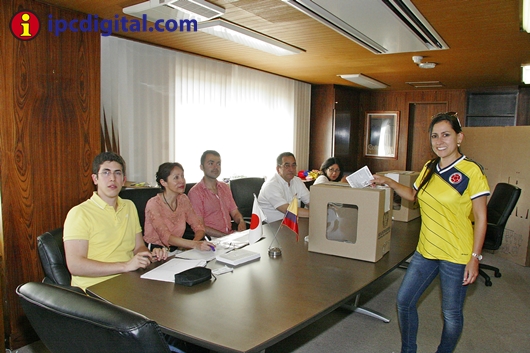 Mesa de votación para la segunda vuelta electoral instalada en el Consulado de Colombia en Tokio.