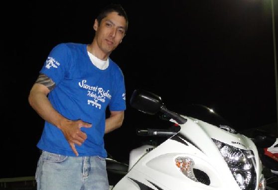 Kleber Shimura con su antigua motocicleta Suzuki 560
