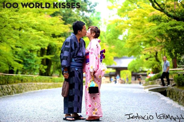 Beso en Kioto (foto Ignacio Lehmann)