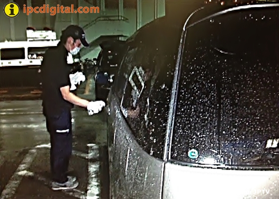 Un policía extraer huellas del carro de Andrea.