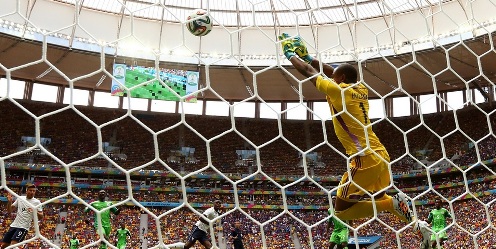 Enyeama tuvo dos errores que le costaron el partido a Nigeria, pero sacó varias pelotas de gol (foto Getty Images/FIFA)