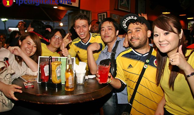 Hinchada colombiana en el Legend en Tokio - ipcdigital - Foto Luis Alvarez (7)