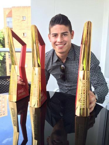 James Rodríguez con los trofeos que ganó por ser elegido el mejor jugador del partido en el Mundial (foto sitio web oficial)