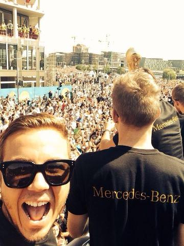 Mario Götze, uno de los protagonistas del baile, durante multitudinario recibimiento en Alemania (foto Twitter)