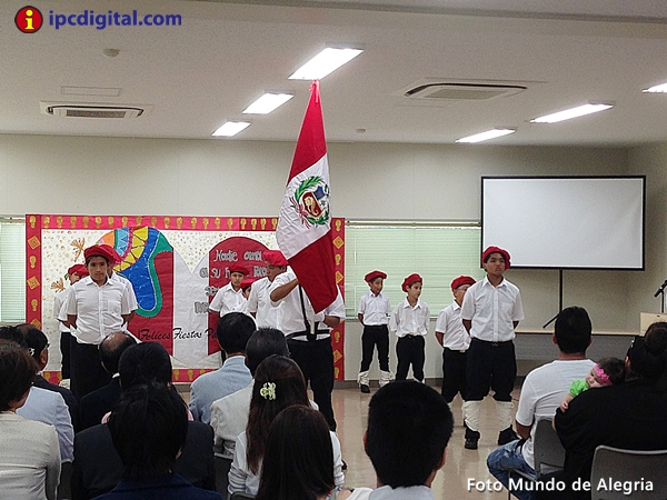 Primera escolta del colegio Mundo de Alegría y la bandera nacional del Perú.