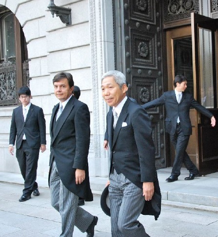 Roberto Vélez Vallejo, nuevo embajador colombiano en Japón (izq.)