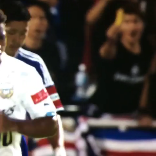 Momento en que el fan del Marinos muestra un plátano hacia el jugador brasileño Renato. (Reproducción)