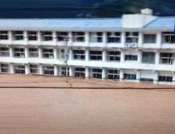 Escuela de Tokushima inundada por las lluvias.