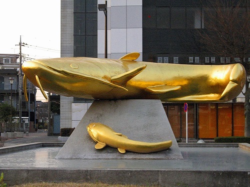 Monumento al namazu dorado en Yoshikawa, Saitama.