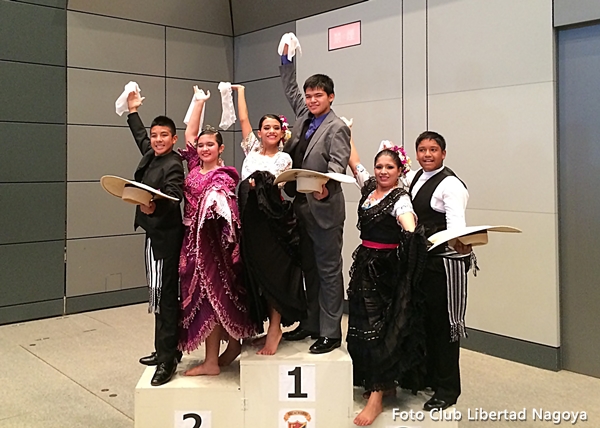 Parejas en el podium de los ganadores en Gifu.