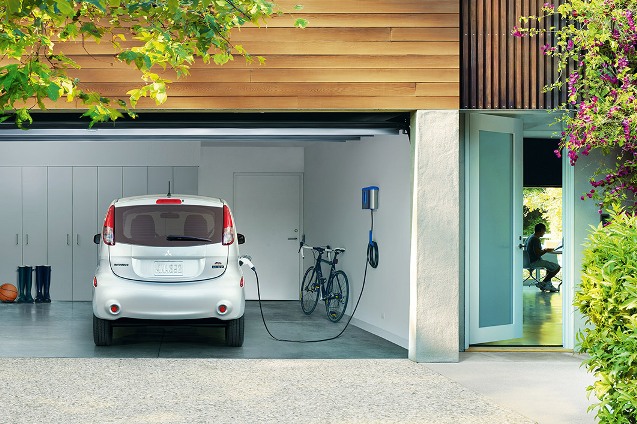 El MiEV, cargándose en casa (foto Mitsubishi)