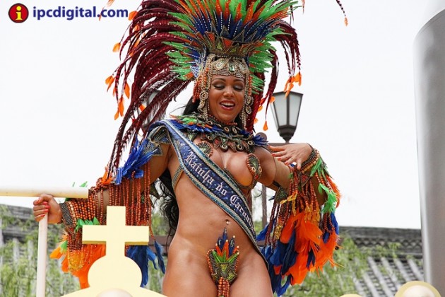 Leticia Guimaraes, la reina del Carnaval de Rio, fue la atracción en Asakusa.