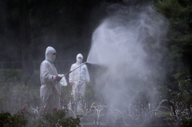 Empleados municipales en el Parque Yoyogi en Tokio (Getty Images)