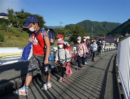 Escolares japoneses cerca al Ontakesan
