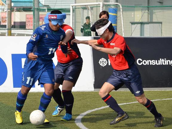 Fútbol para ciegos (foto Asociación de Fútbol para Ciegos de Japón)