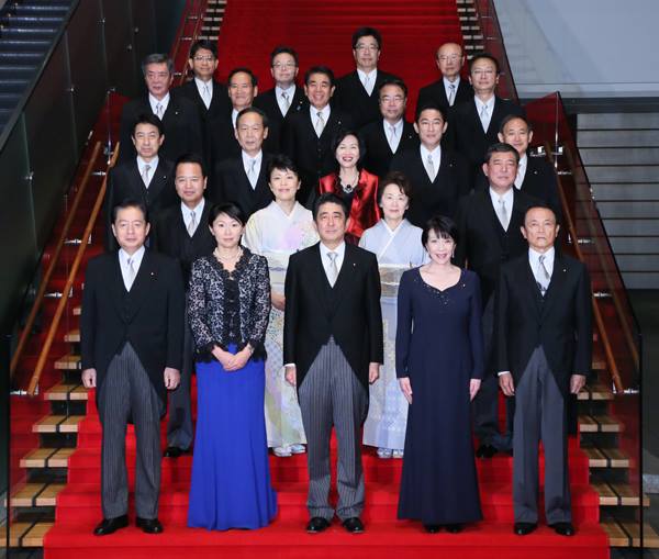 Shinzo Abe y su nuevo gabinete (foto gobierno de Japón)