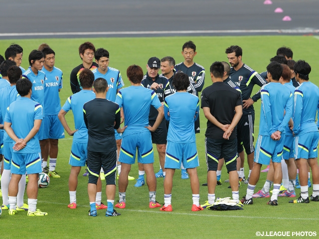 Javier Aguirre con sus dirigidos (foto J. League)