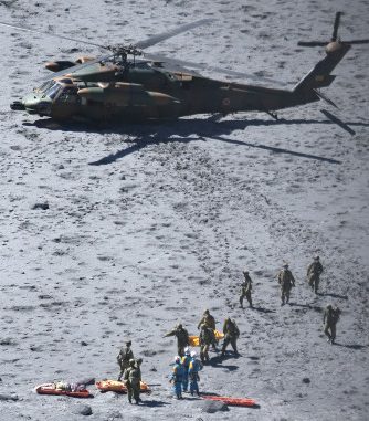 Rescate de cuerpos en Ontakesan. Foto Asahi