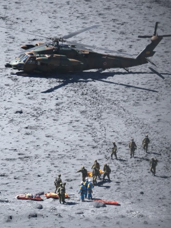 Rescate de cuerpos en Ontakesan. Foto Asahi