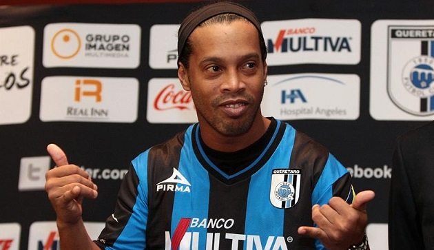 Ronaldinho con la camiseta del Queretaro