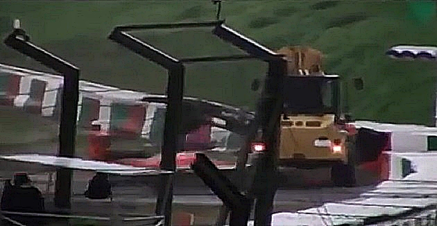 Instante del accidente. Bianchi sale de la pista y choca contra una grúa.