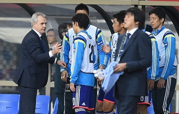 Aguirre felicita a los jugadores de Japón. (Foto Mainichi)