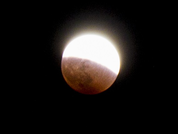 La luna rojiza por el eclipse.