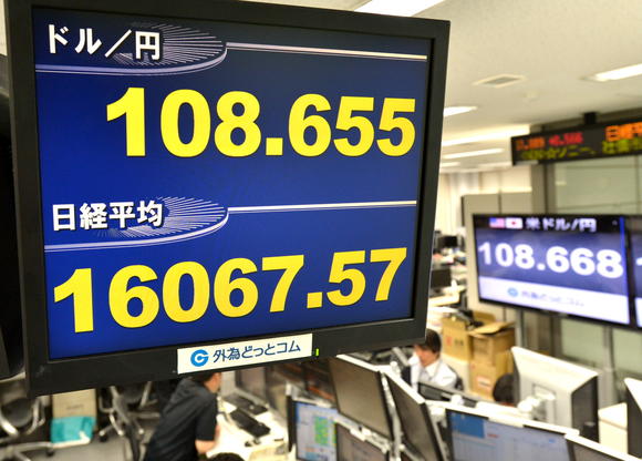 El dólar cierra la semana a 108 yenes y empuja la Bolsa de Tokio