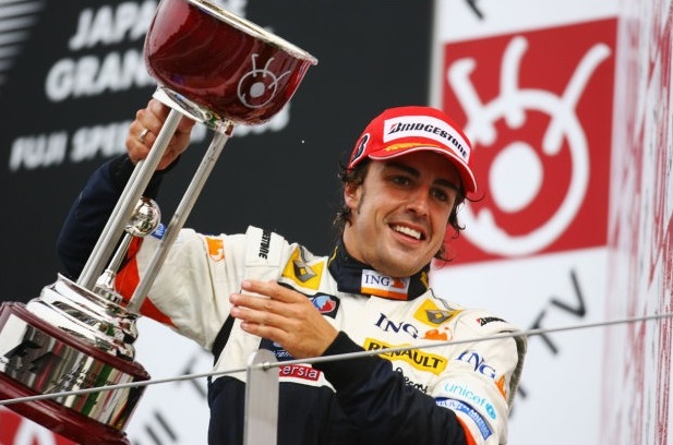 Alonso celebra su triunfo en Japón en 2008 (foto Getty Images)