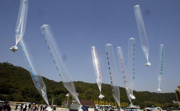 Globos con propaganda anti Corea del Norte.