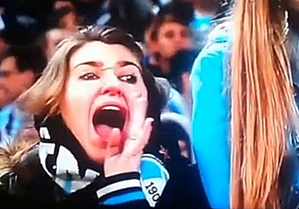 Hincha Patricia Moreira cuando llama "mono" a un arquero brasileño. (Imagen de TV)
