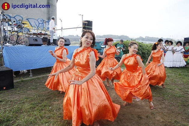 Japonesas bailan bachata en Zama.