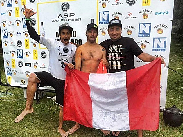 "Piccolo" Clemente al centro, y Garrido-Lecca a la izqueirda, festejando el triunfo en Japón.