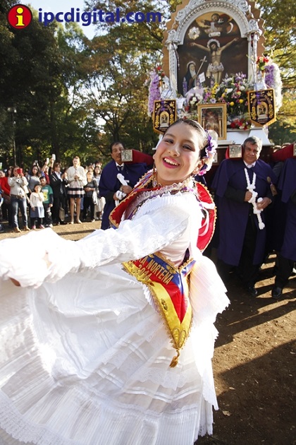 Homenaje al Señor de mos Milagros con marinera peruana.