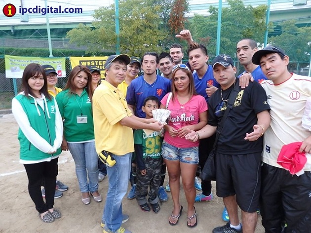 El promotor Takayuki Inoue entrega el premio en efectivo a "Amigos de Pelotero" ganador de la 1ra Copa Western Union en Nagoya.