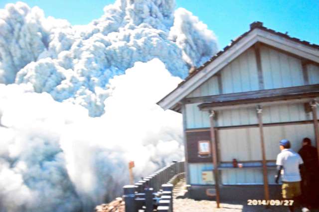Foto de la eupción del volcán.