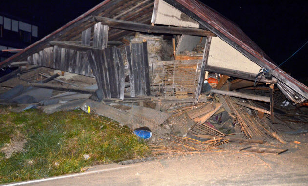 Casa destruida por el terremoto en Nagano la noche de ayer. Foto Nikkei
