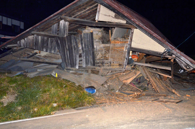 Casa destruida por el terremoto en Nagano la noche de ayer. Foto Nikkei Shimbun