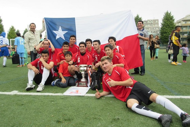 Chile FC posa con la copa.