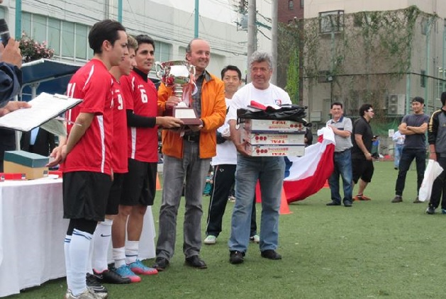 El embajador de Chile, Patricio Torres entrega la Copa Chile.