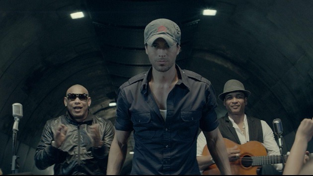 Enrique Iglesias en escena del videoclip de Bailando